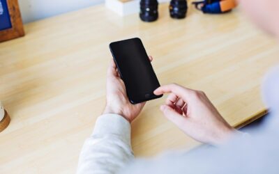 Jak skutecznie czyścić ekran telefonu bez smug