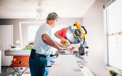 Bezpieczne cięcie drewna piłą ukośną według 5 zasad